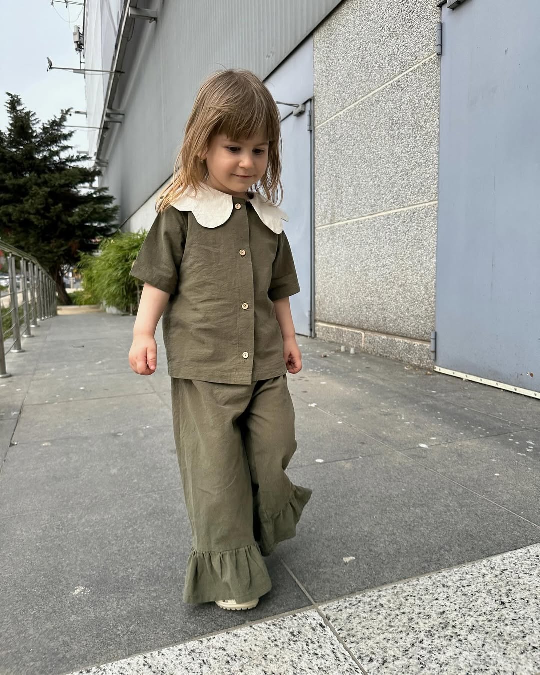 Set verde măsliniu cu volănașe pentru fetițe – handmade din 100% bumbac texturat – Handmade Lilisicopiii